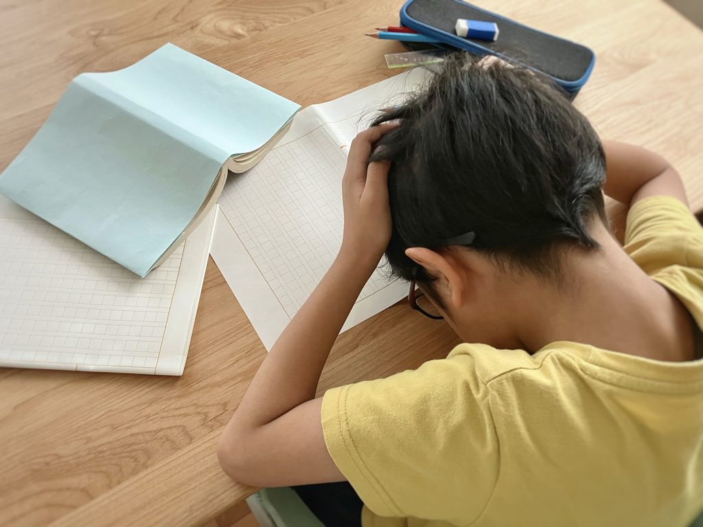 子供の勉強中の姿勢　スマホ首　猫背　改善期待